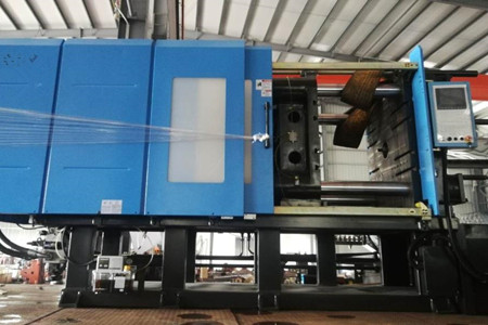 果筐注塑機廠家如何保證設備性能的一致性和穩(wěn)定性？